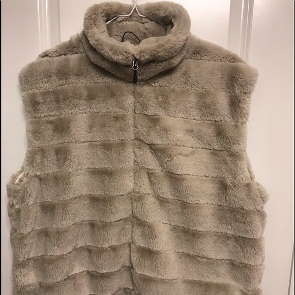 Faux Fur vest - Picture 1 of 4